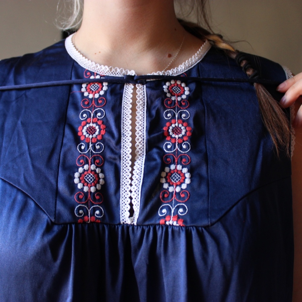 Vintage Blue Floral Embroidered Nightgown - Picture 4 of 4